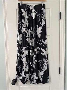 Silky Black & White Floral Wide-Leg Palazzo Pants w/ pockets